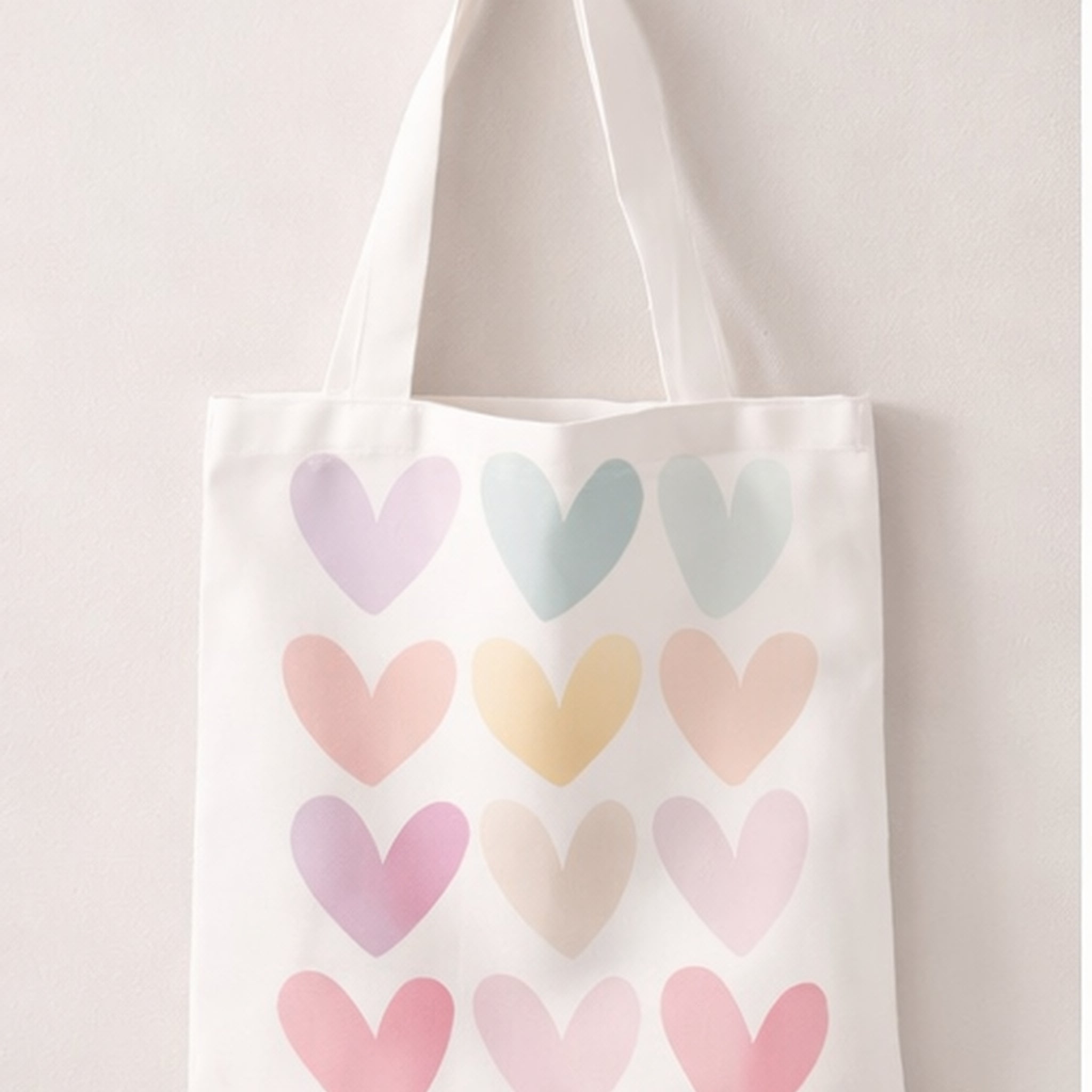 Bunte Canvas-Schultertasche mit Cartoon-Herzmuster, auf einem Tisch liegend